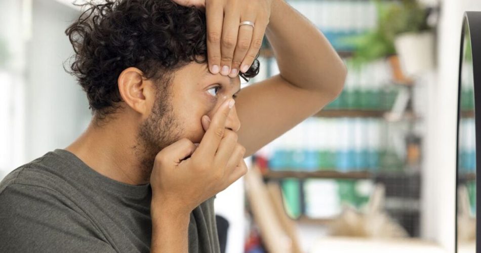 "Summer Eye Care: Essential Tips for Contact Lens Wearers from an Optometrist"