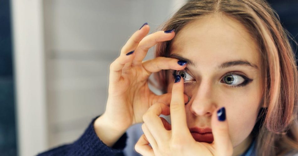 “Terrifying Encounter: Young Woman’s Eye Threatened by Bacterial Ulcer Disguised as an Itchy Contact Lens”